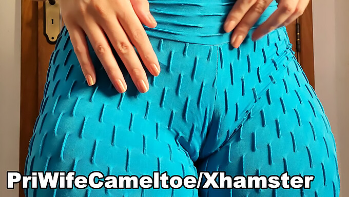 Le cul serré et le cameltoe d'une jeune latina en pantalon d'entraînement