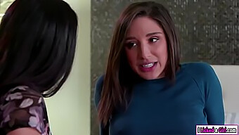 Abella Danger učí svoju brunetku nevlastnú mamu sedieť a striekať