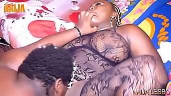 Grote kont babes worden vies in deze Nigeriaanse lesbische porno