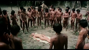 Laura Gemser Dans Emanuelle And The Last Cannibals: Un Classique Vintage Avec Des Seins Poilus