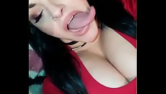 Una chica con larga lengua hace un espectáculo de garganta