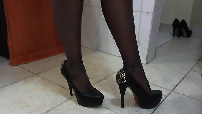 ¡Mira a esta hermosa belleza negra con tacones altos agregados recientemente! ¡Te encantará!