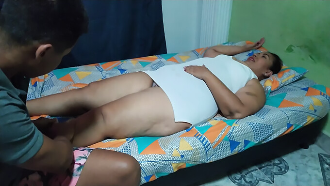 MILF amadora desfruta de uma massagem relaxante da nora