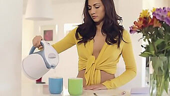 Michaela Isizzu E La Sua Amica Si Godono Una Pausa Caffè Calda In Questo Video Metart.