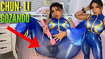 Chun Li'nin Hitachi vibratöründen tahrik olduğu sıkıcı bir cosplay kızı, külot ve pantolon ıslatıyor