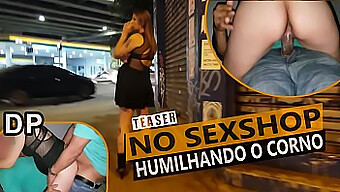 Casal amador com pau grande e esposa gostosa se envolvem em sexo de cuckold com dois caras