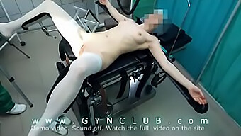 Le fétichisme du docteur mène au BDSM et au sexe mature