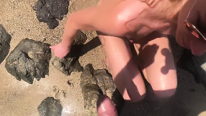 Orinando en el océano: una actividad juguetona en la playa