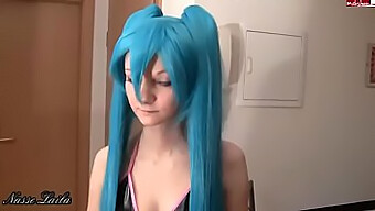 Tysk tenåring opplever ansiktsbehandling i cosplay-sex med Miku Hatsune hentai