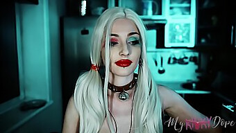 Harley Quinn cosplayer's ASMR-inducerende solospel