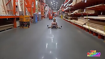 Brünette Latina gibt einem Clown im Home Depot einen Blowjob