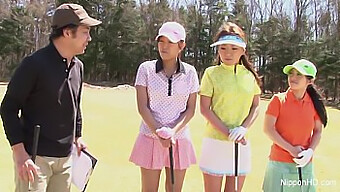 Adolescenta japoneză devine obraznică pe terenul de golf