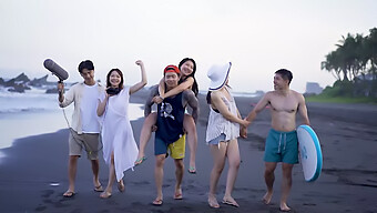 Asiatische Schönheiten Teilen Ihre Liebe Zueinander Am Strand