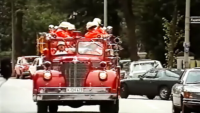 Una classica scena di film degli anni '80 con i fuochi d'artificio più caldi