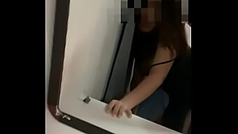 Gadis Thai yang comel mendapat pancutan yang hebat dan bercakap dengan kamera untuk video panas