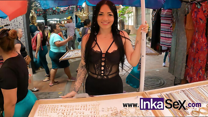 Wanita Colombia dengan tato dan payudara alami menerima kenikmatan oral dari pria yang tidak dikenali di pasar