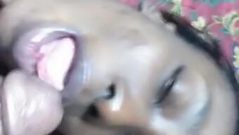 Wanita matang kecil bertato memberikan blowjob yang menggemparkan.