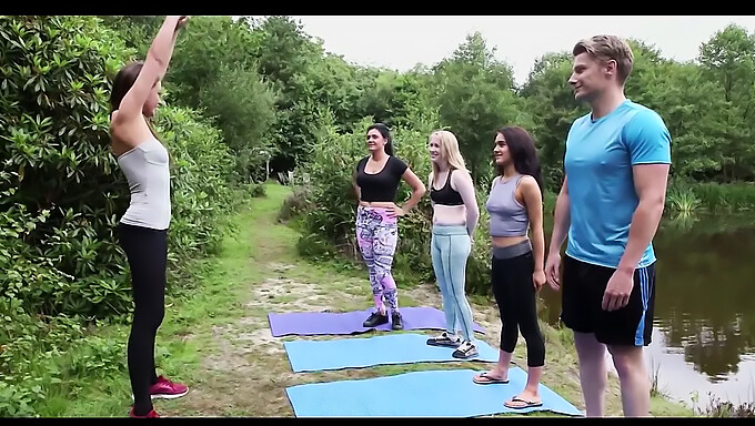 Spannende CFNM ontmoeting met Britse yoga-instructeur