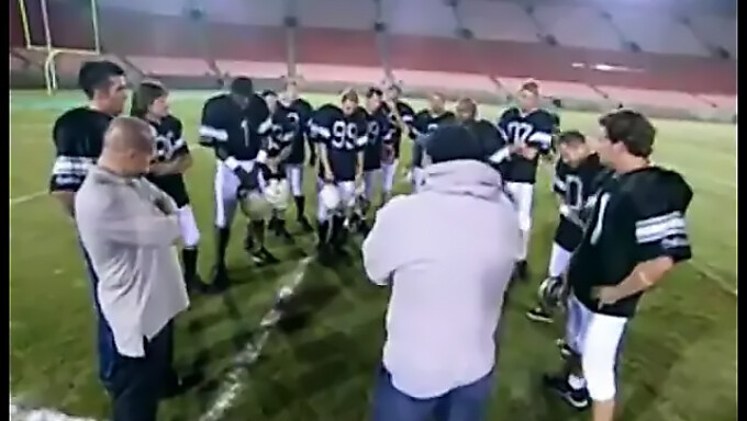 Líder de torcida é gangueada por um time de futebol inteiro no vídeo mais quente