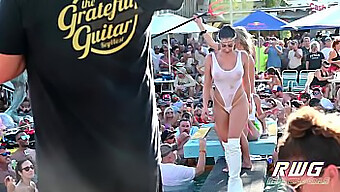 Orgie étudiante à la fête de la piscine avec twerking et flashing